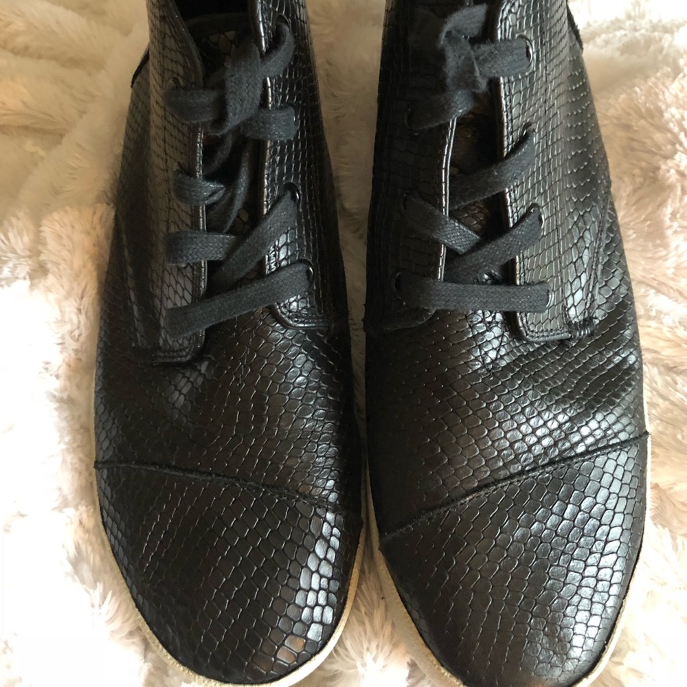 Tom's high tops black “gator” type shoes